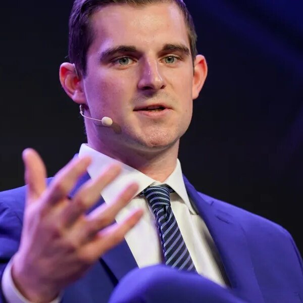 Trump’s former prime crypto adviser faces scrutiny over allegations his agency accepted…
