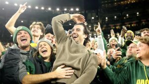 Brewers proceed World Series celebration, elevate Commissioner’s Trophy at Lambeau Field throughout Packers recreation