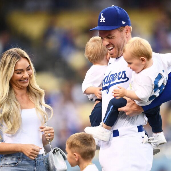 Freddie Freeman’s spouse Chelsea drops 2-word response to the Dodgers clinching NLDS…
