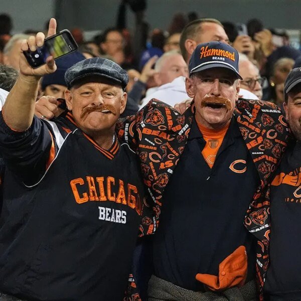 Bears followers don Mike Ditka’s well-known mustache as franchise legend honored at…