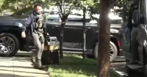 WATCH: Homeland Security Agents Seen Carrying Boxes Out of Ilhan Omar’s Home During 4 Hour Raid * The Gateway Pundit * by Jordan Conradson