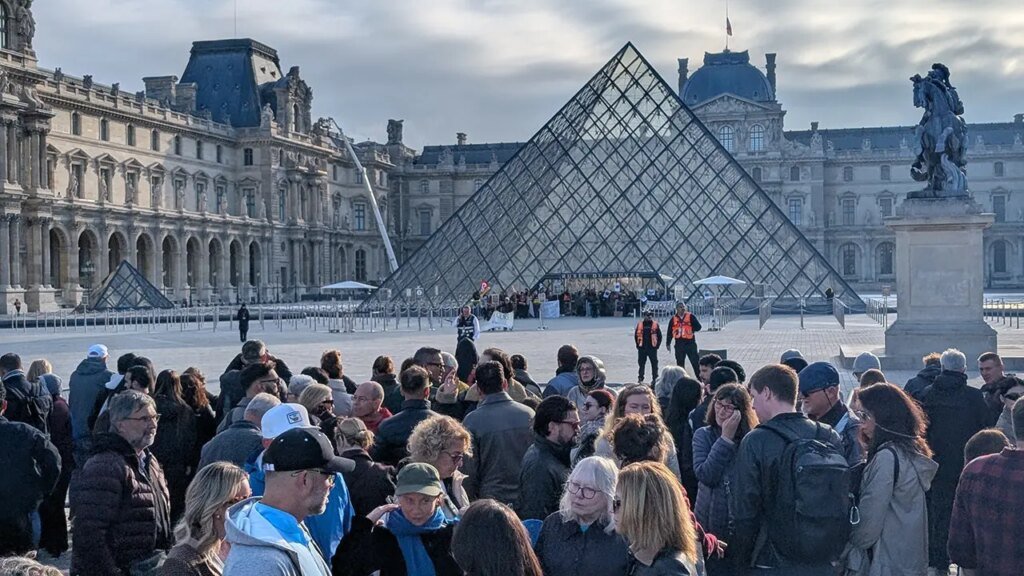 Louvre in Paris closes after violent protesters barricade museum entrances
